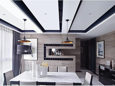 餐廳 深色家具與白色墻面的對比，幾何理性的線條在客廳里慢慢延伸出來。