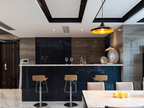 餐廳 半開放式的廚房增加了家人間的互動與交流，加強彼此間的情感交流。