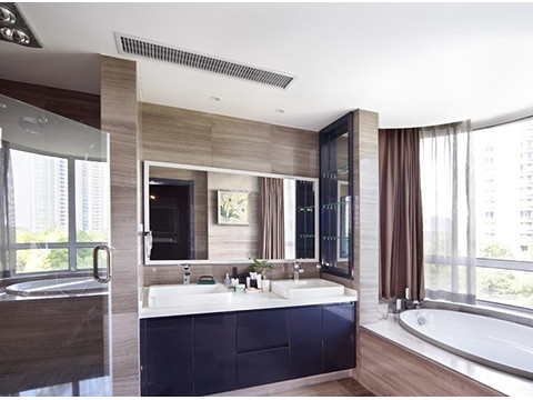 衛生間 衛生間采用與公共空間一樣的木紋石從墻面順勢鋪貼到地面，整個空間干凈利落，協調統一。黑色的烤漆板洗手臺盆恰到好處的點綴了空間。嵌入式的玻璃隔板和背板既人性化又增大了空間。